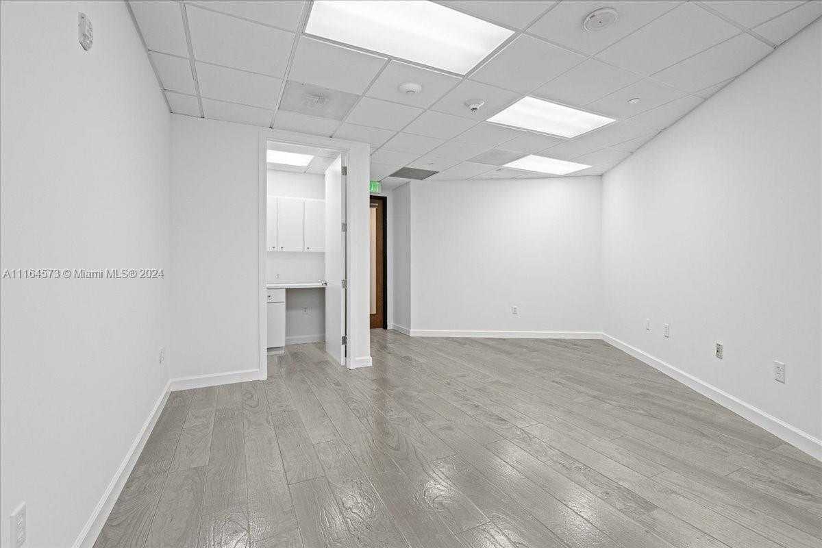 Small Image of 848 BRICKELL AVE, Miami Number 16
