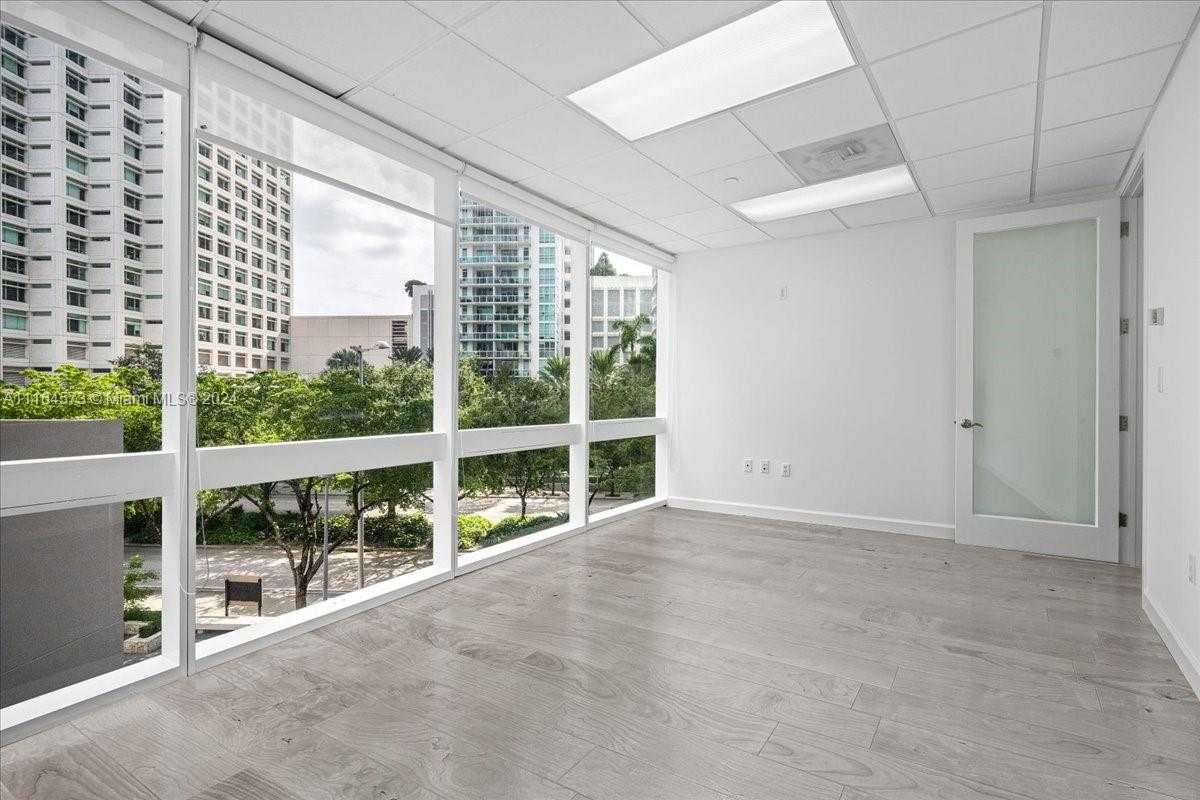 Small Image of 848 BRICKELL AVE, Miami Number 18