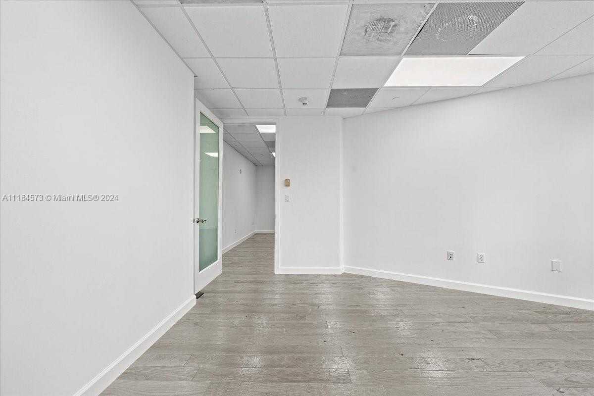 Small Image of 848 BRICKELL AVE, Miami Number 22