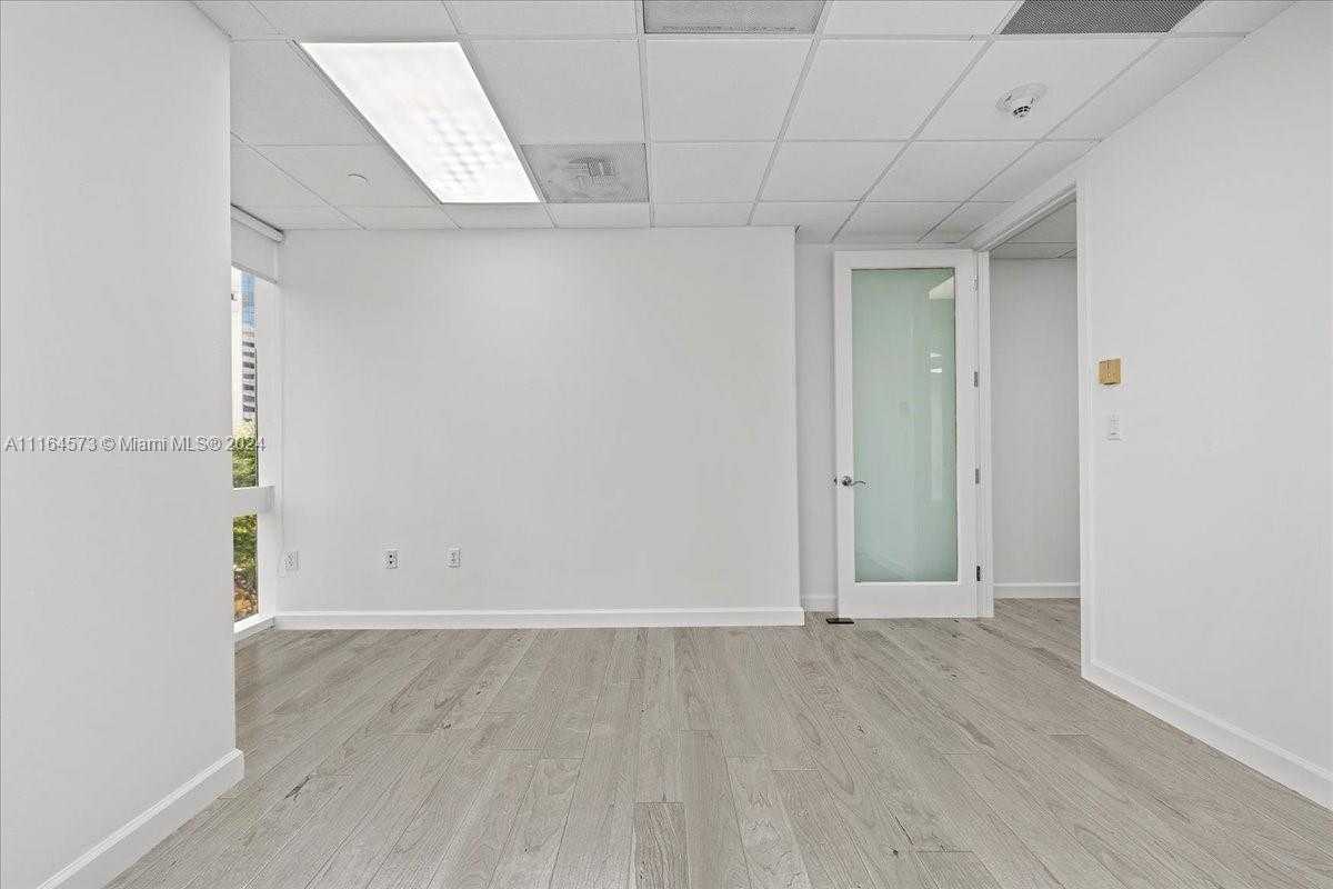 Small Image of 848 BRICKELL AVE, Miami Number 23