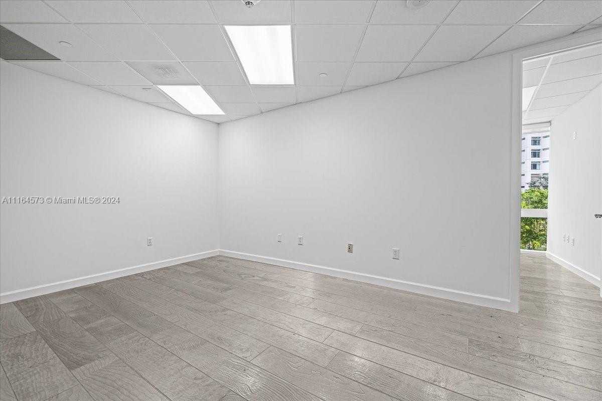 Small Image of 848 BRICKELL AVE, Miami Number 26