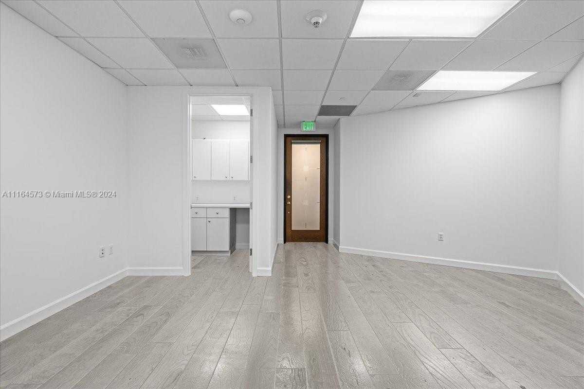 Small Image of 848 BRICKELL AVE, Miami Number 27