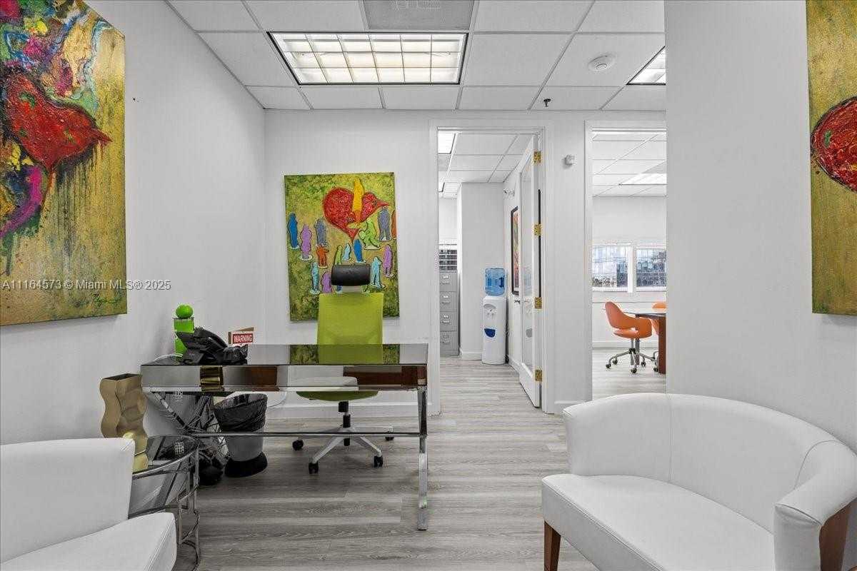 Small Image of 848 BRICKELL AVE, Miami Number 3