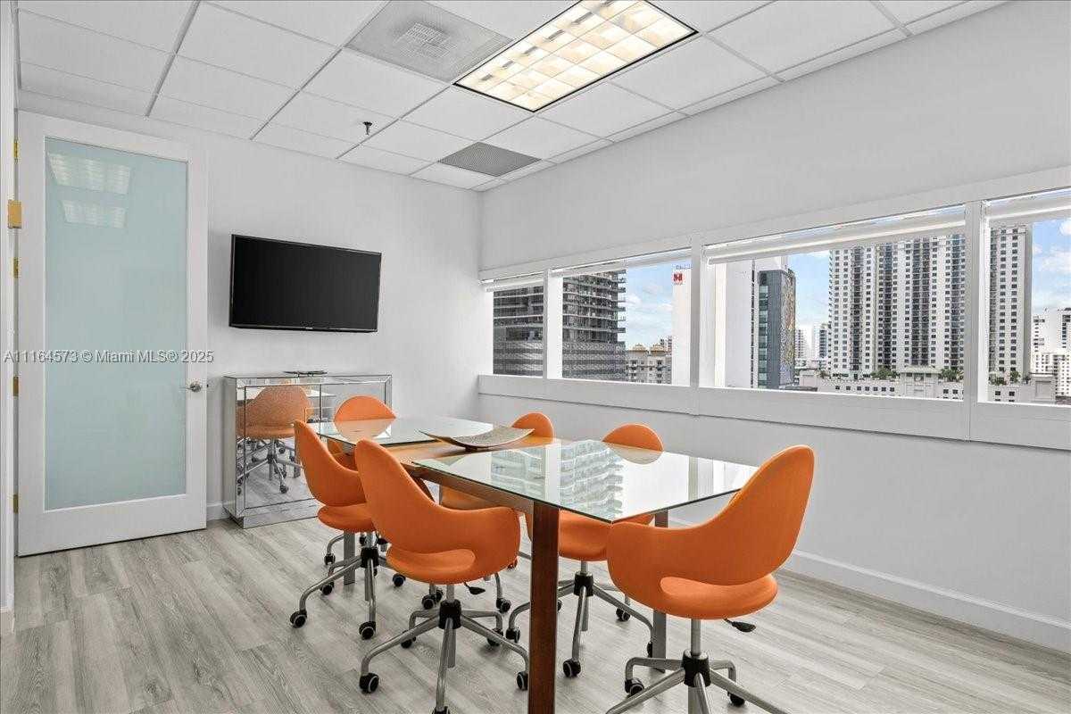 Small Image of 848 BRICKELL AVE, Miami Number 5