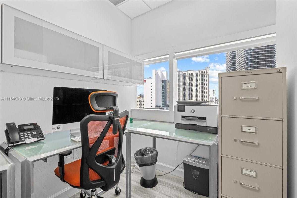 Small Image of 848 BRICKELL AVE, Miami Number 8