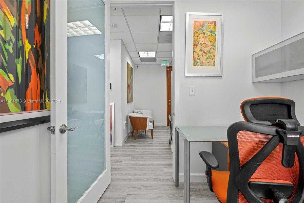 Small Image of 848 BRICKELL AVE, Miami Number 9