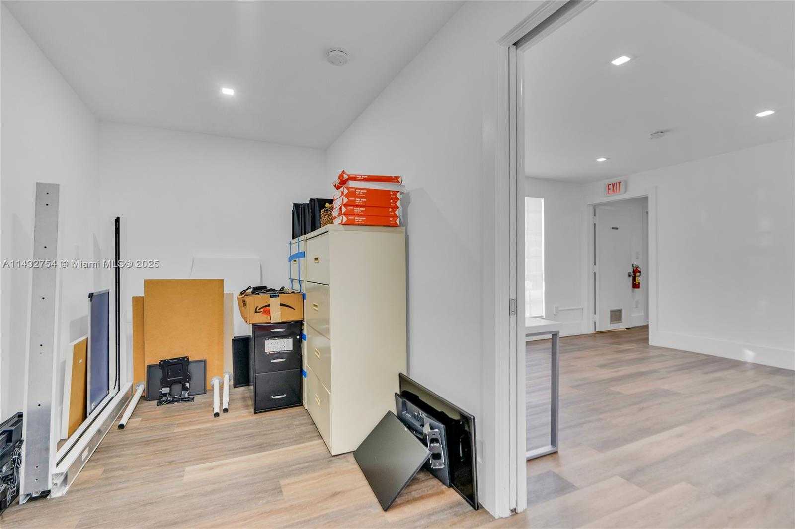 Small Image of 6395 BIRD RD, Miami Number 11
