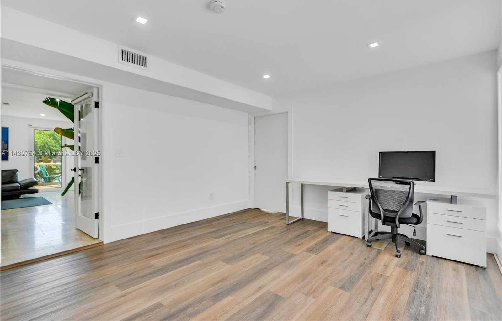 Small Image of 6395 BIRD RD, Miami Number 12