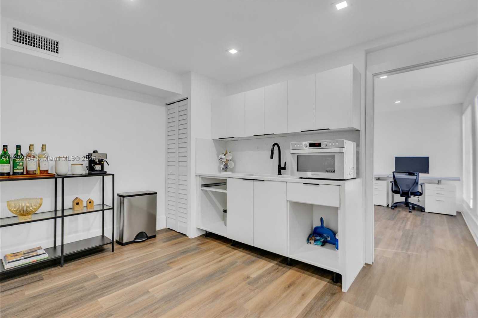 Small Image of 6395 BIRD RD, Miami Number 15