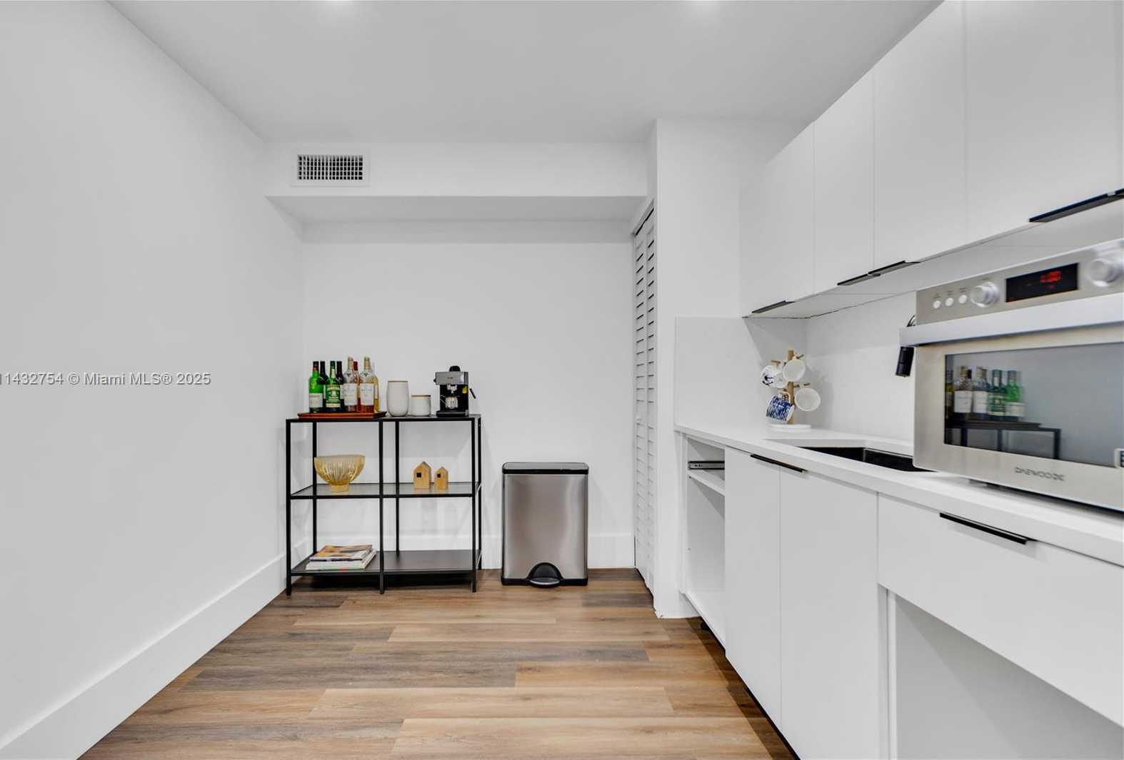 Small Image of 6395 BIRD RD, Miami Number 16