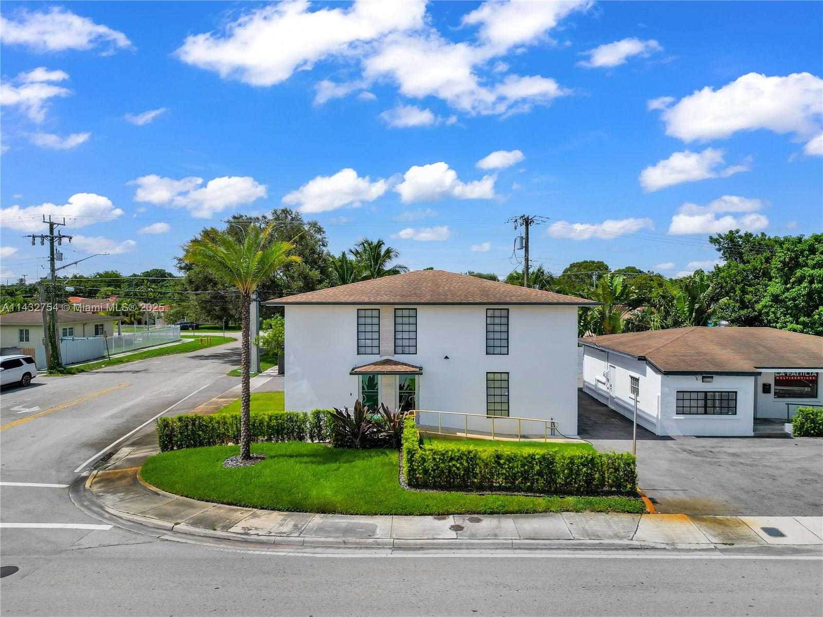 Small Image of 6395 BIRD RD, Miami Number 3