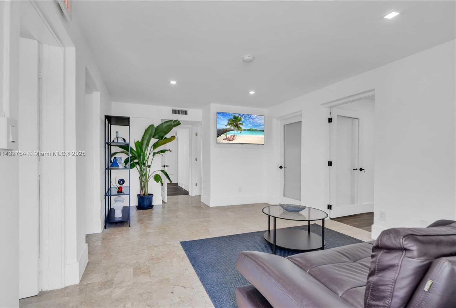 Small Image of 6395 BIRD RD, Miami Number 4