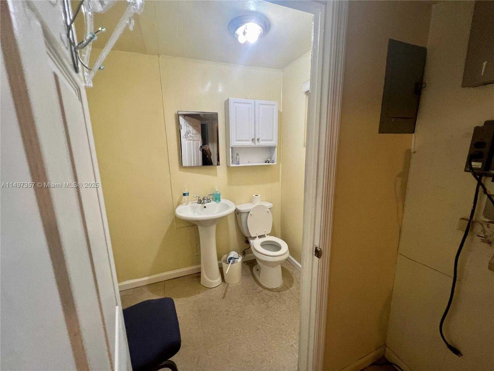 Small Image of 6300 PEMBROKE RD, Miramar Number 7