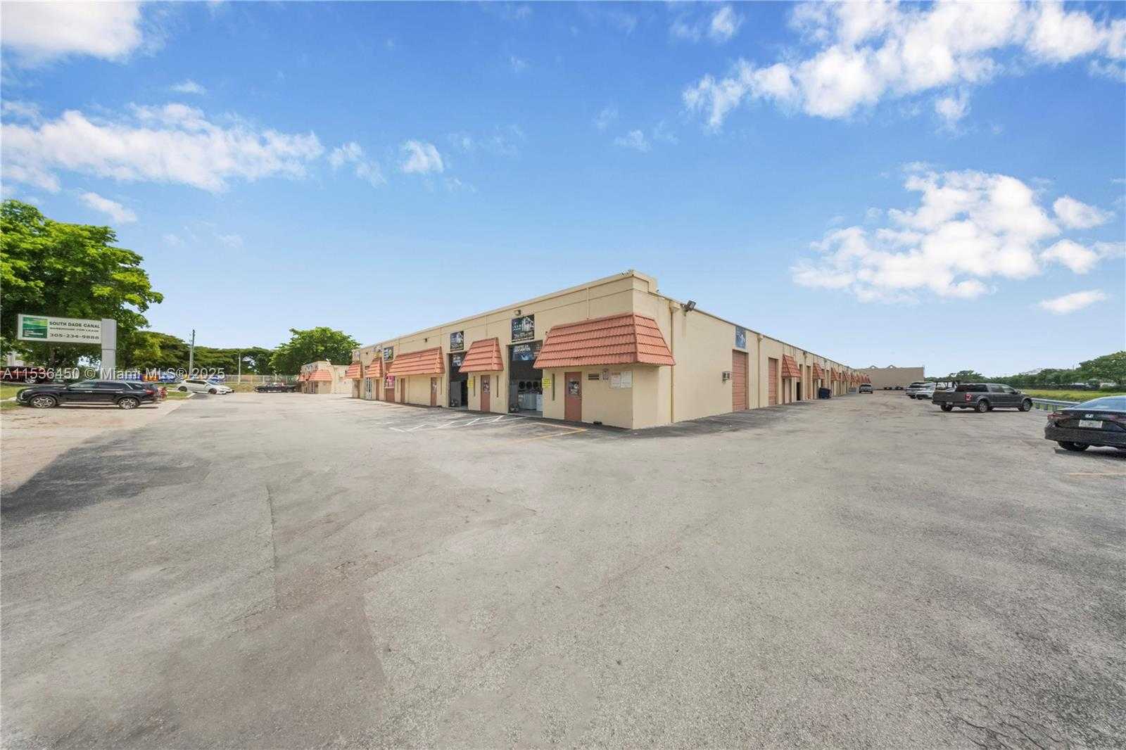 Small Image of 10890 QUAIL ROOST DR, Miami Number 5