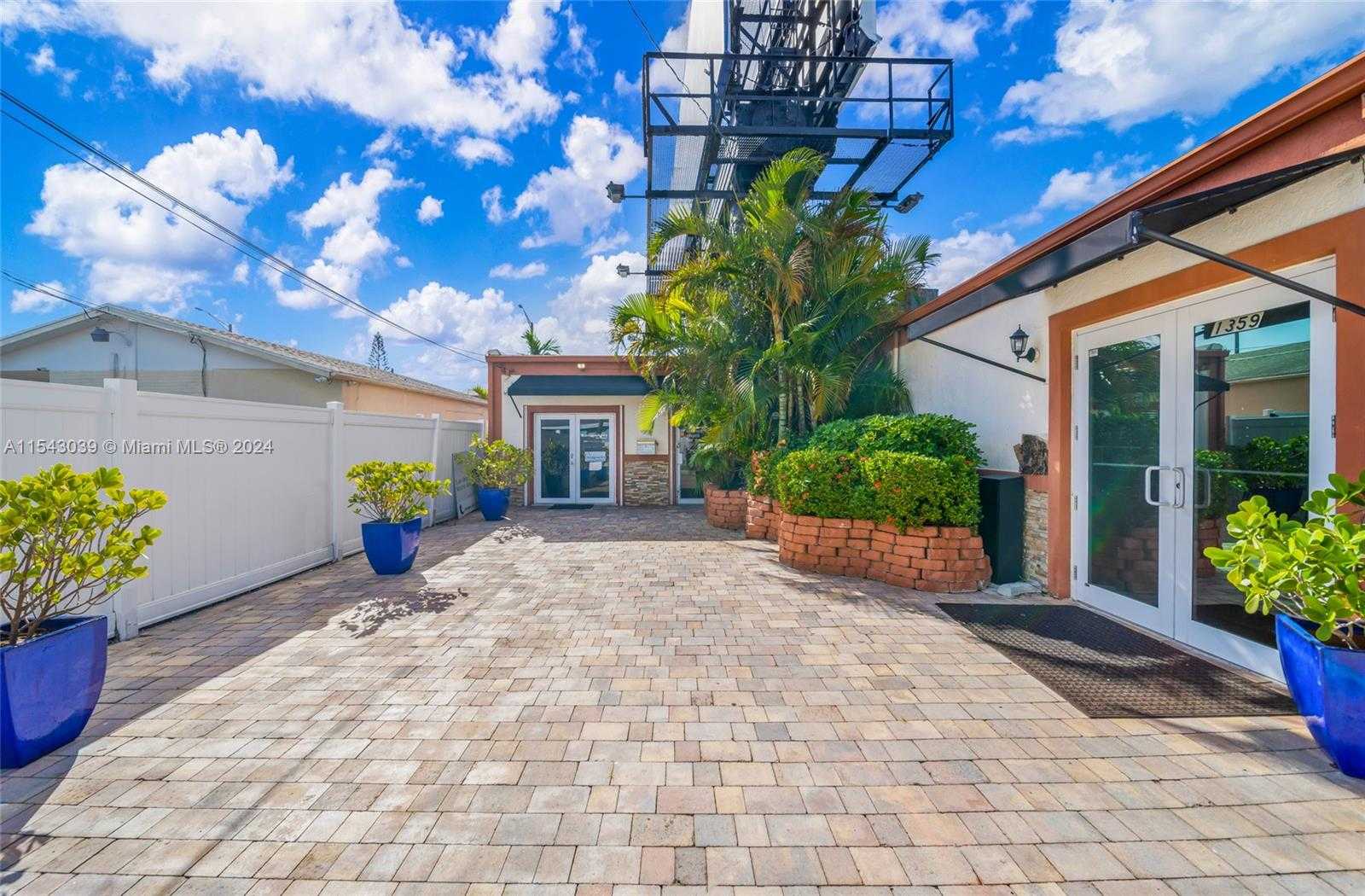 Small Image of 1369 EAST SAMPLE RD, Pompano Beach Number 7