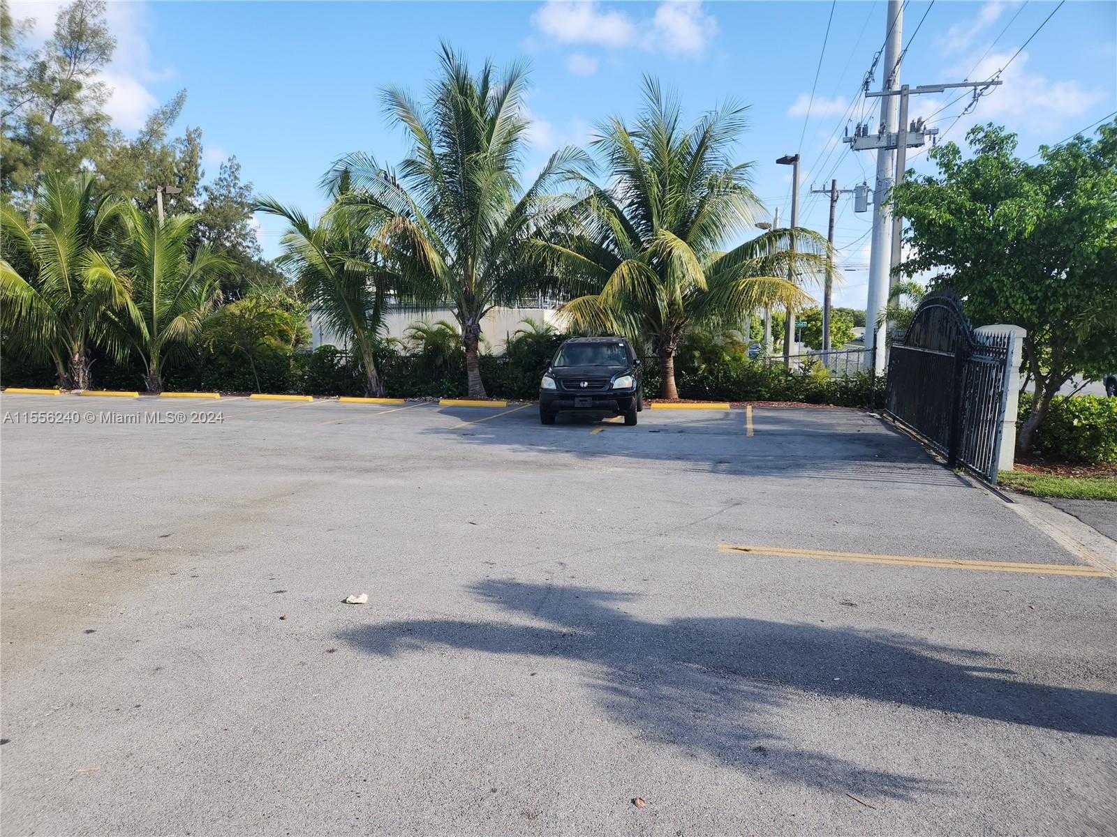 Small Image of 14300 WEST DIXIE HWY, North Miami Number 12
