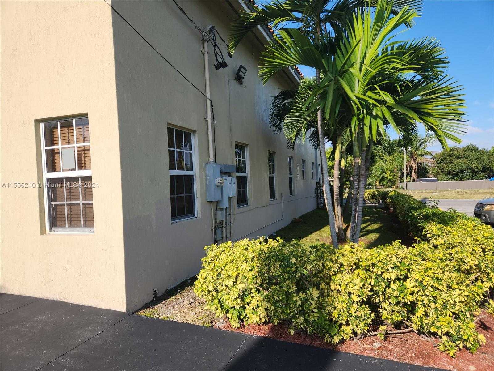 Small Image of 14300 WEST DIXIE HWY, North Miami Number 3