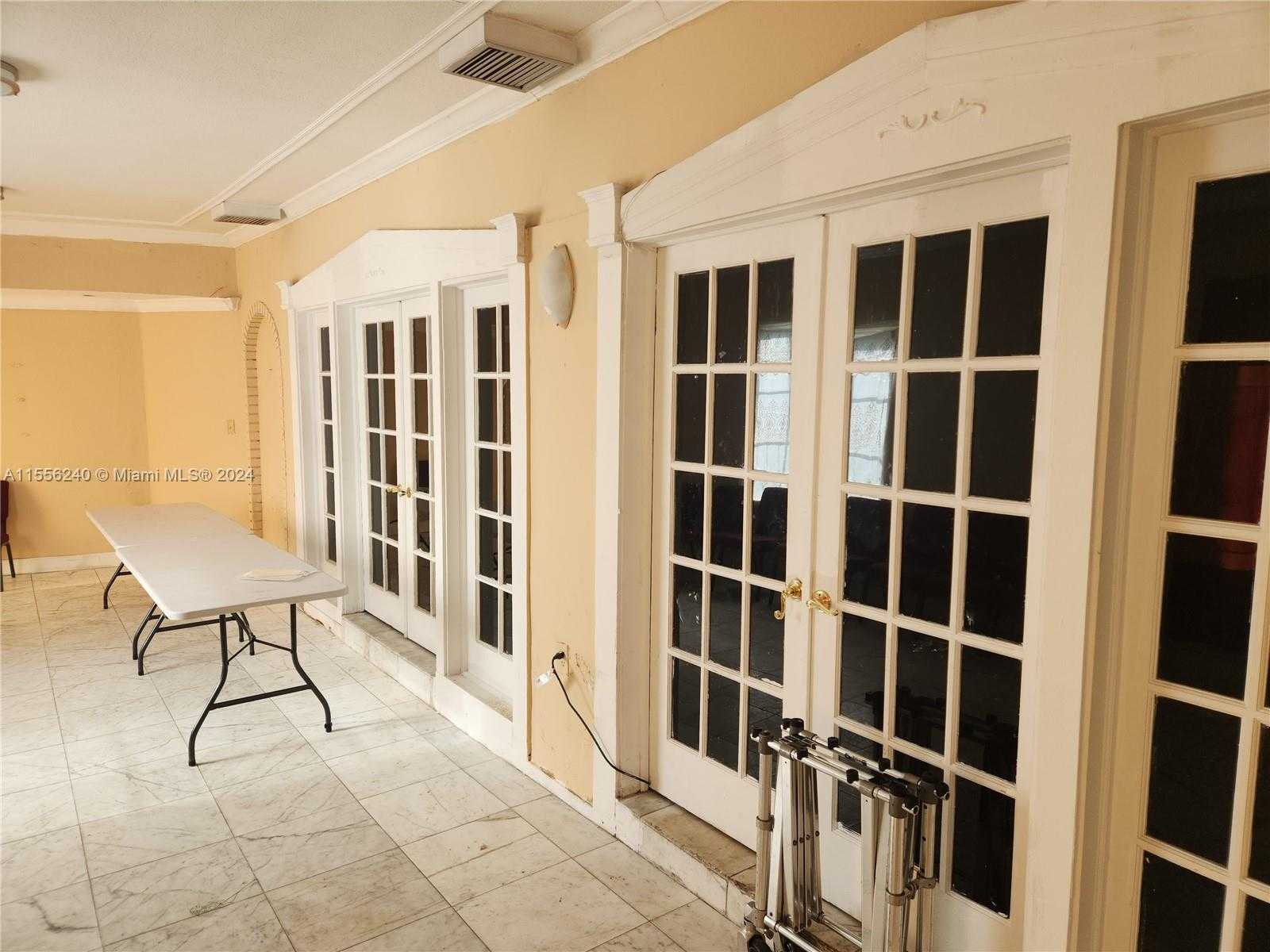 Small Image of 14300 WEST DIXIE HWY, North Miami Number 4