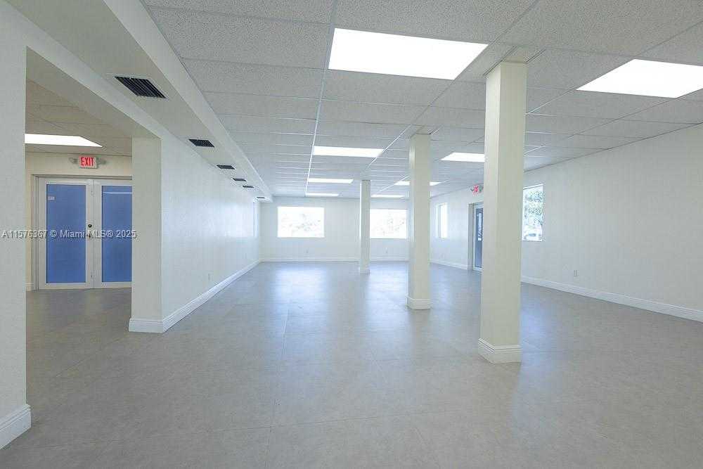 Small Image of 5232 PEMBROKE RD, West Park Number 10