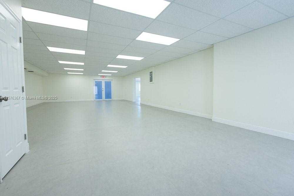 Small Image of 5232 PEMBROKE RD, West Park Number 12