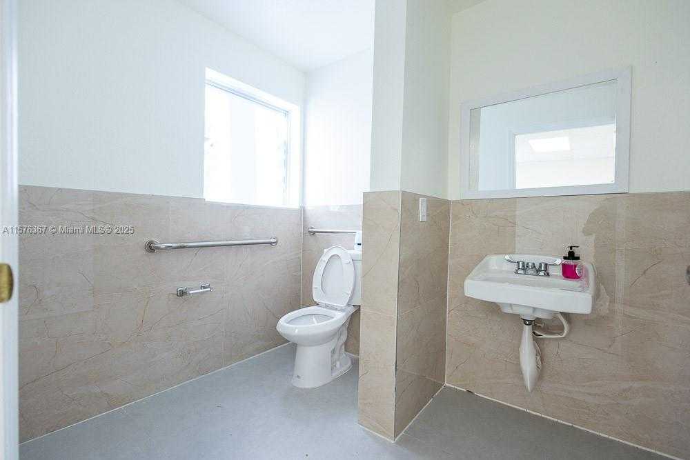 Small Image of 5232 PEMBROKE RD, West Park Number 14