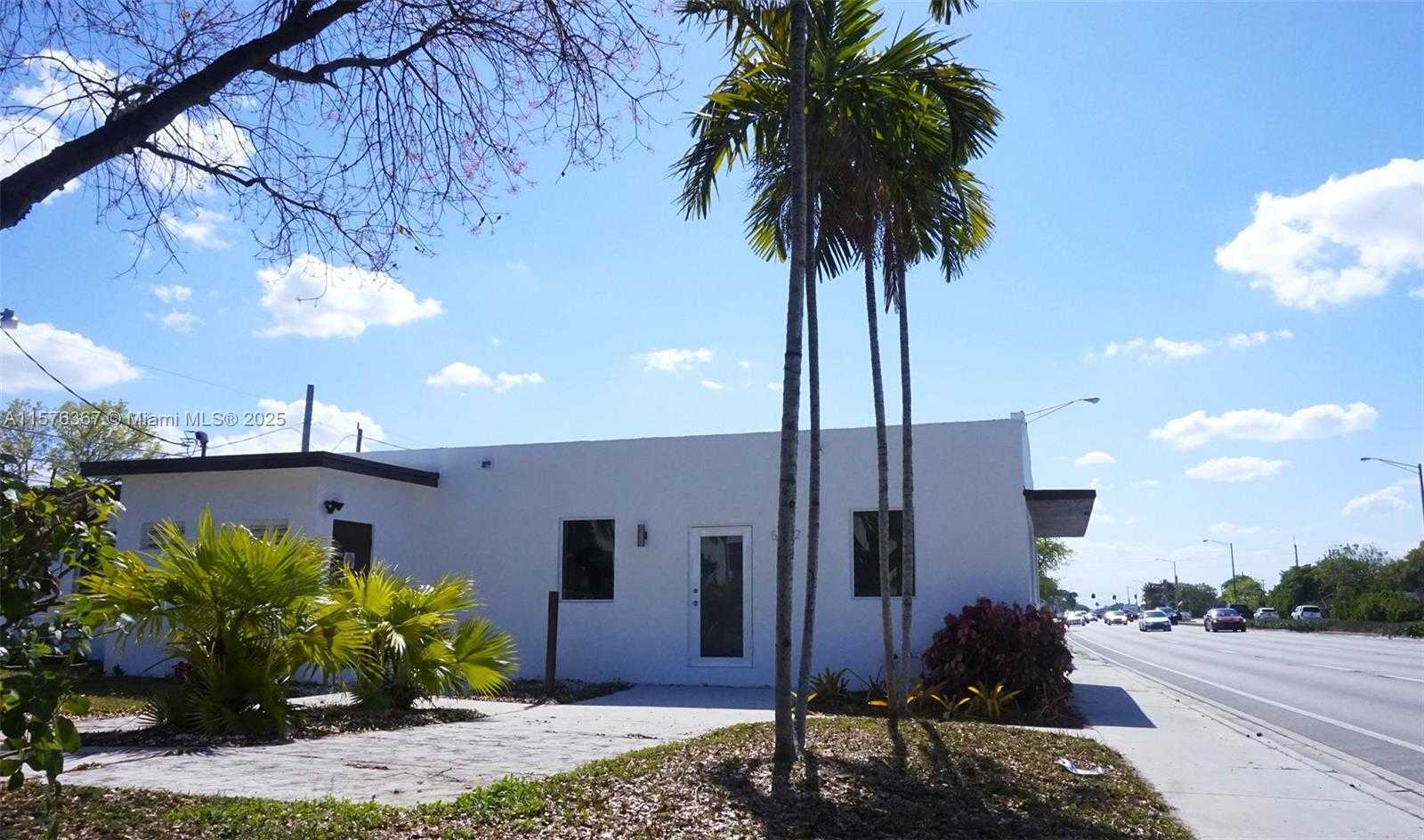 Small Image of 5232 PEMBROKE RD, West Park Number 2