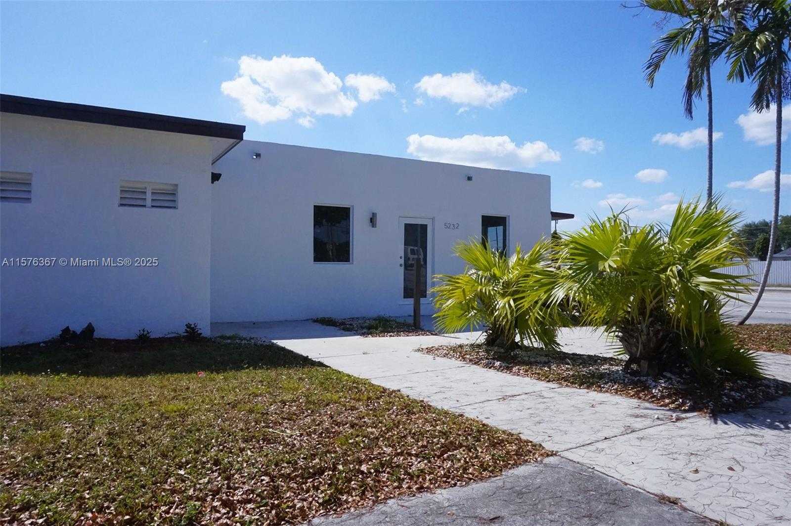 Small Image of 5232 PEMBROKE RD, West Park Number 3