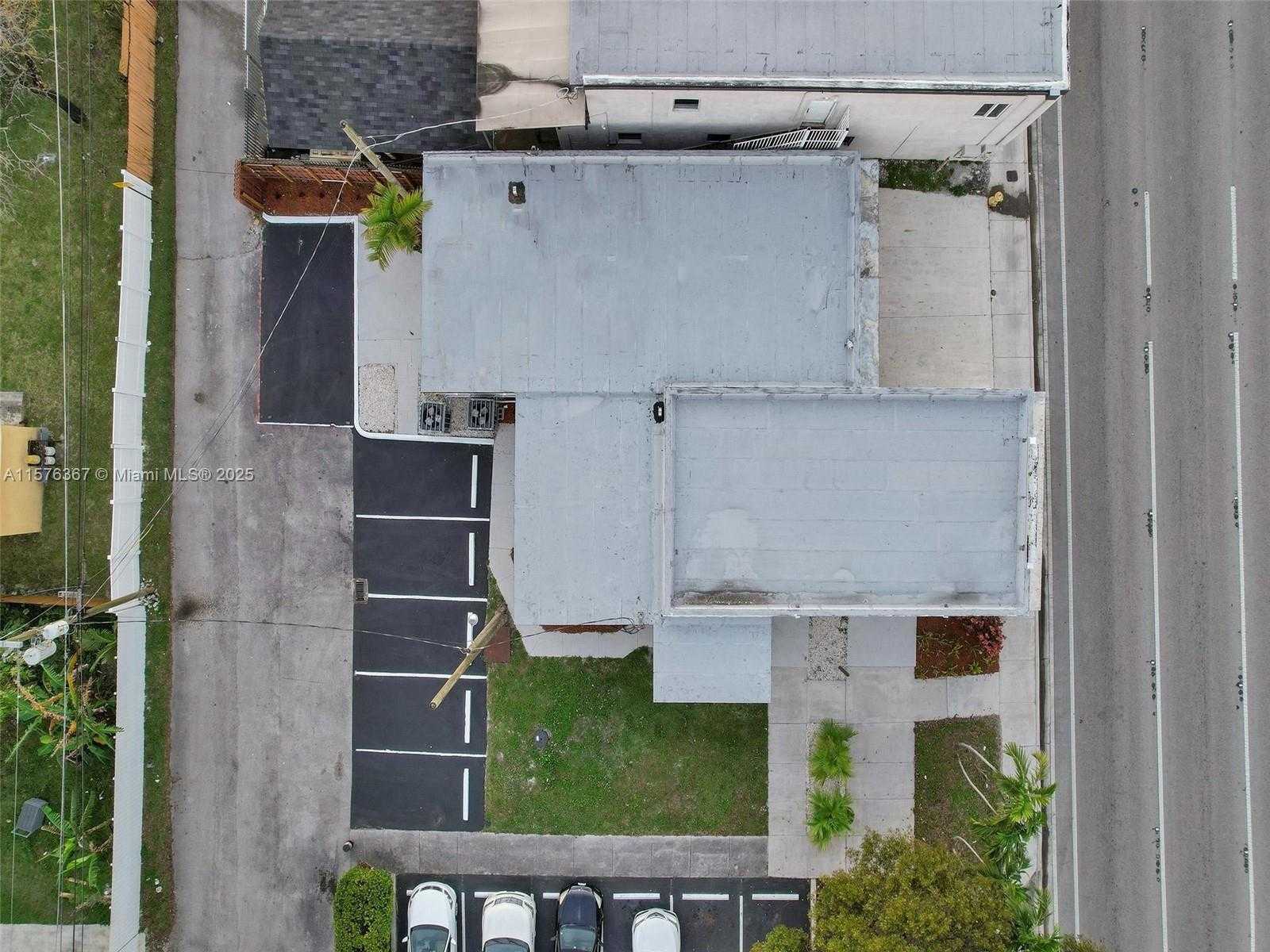Small Image of 5232 PEMBROKE RD, West Park Number 4