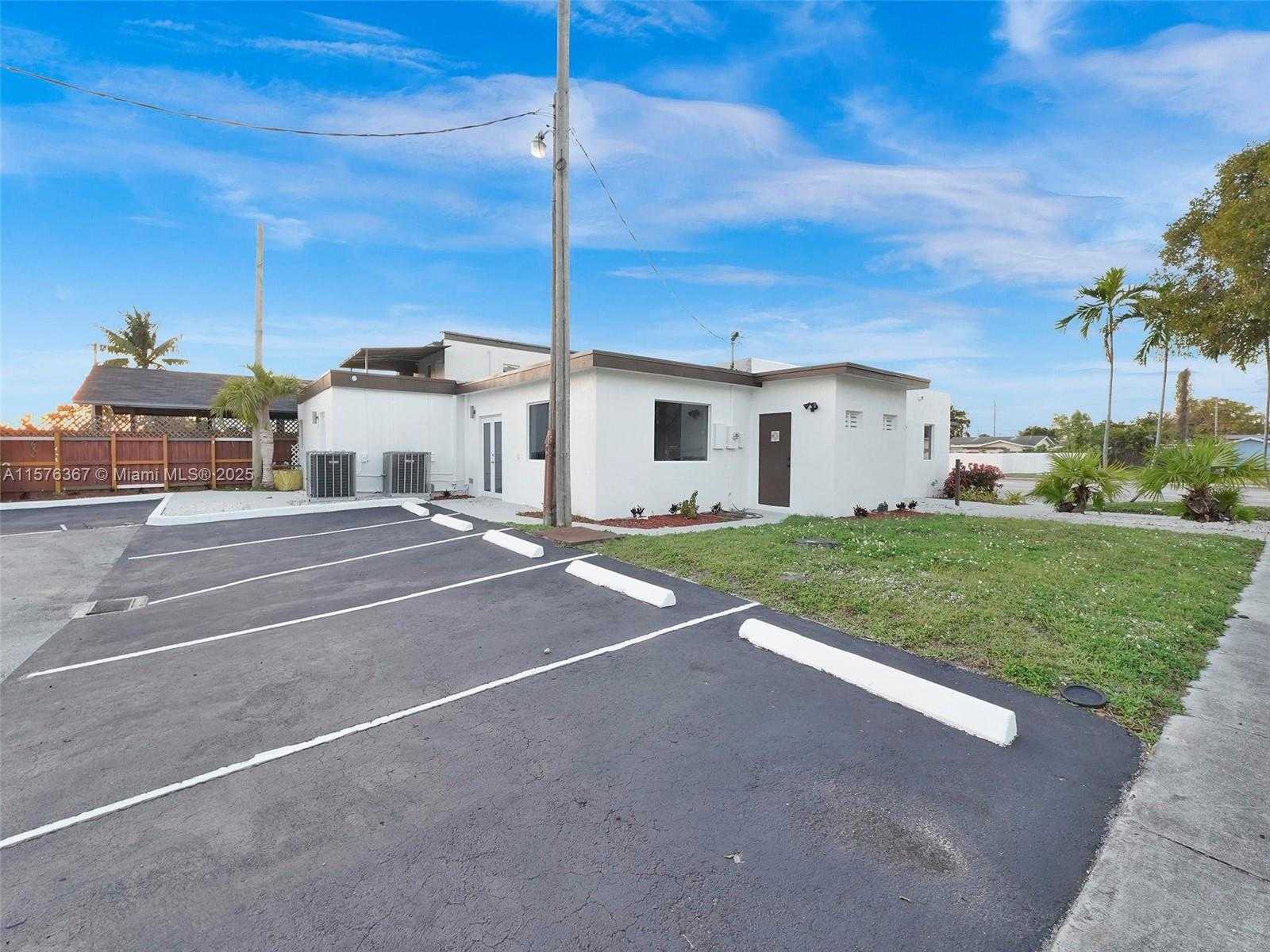 Small Image of 5232 PEMBROKE RD, West Park Number 5