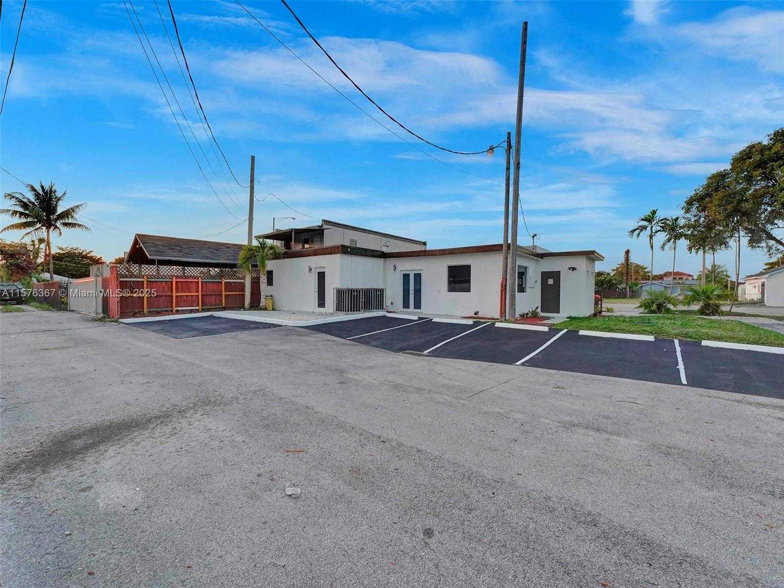 Small Image of 5232 PEMBROKE RD, West Park Number 6