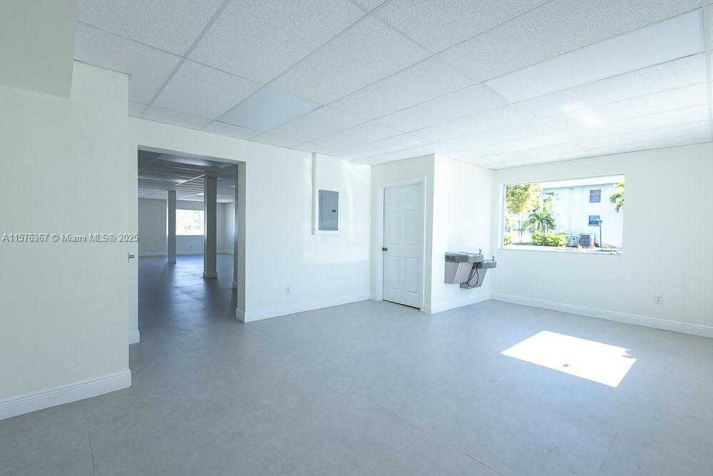 Small Image of 5232 PEMBROKE RD, West Park Number 8