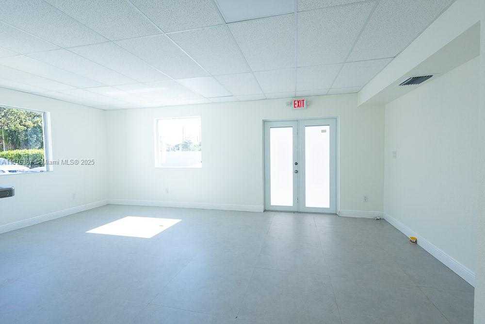 Small Image of 5232 PEMBROKE RD, West Park Number 9