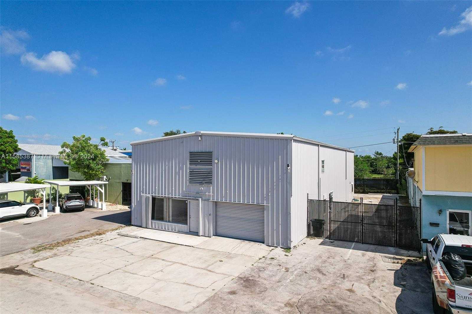 Small Image of 1911 DANA DR, Fort Myers Number 3