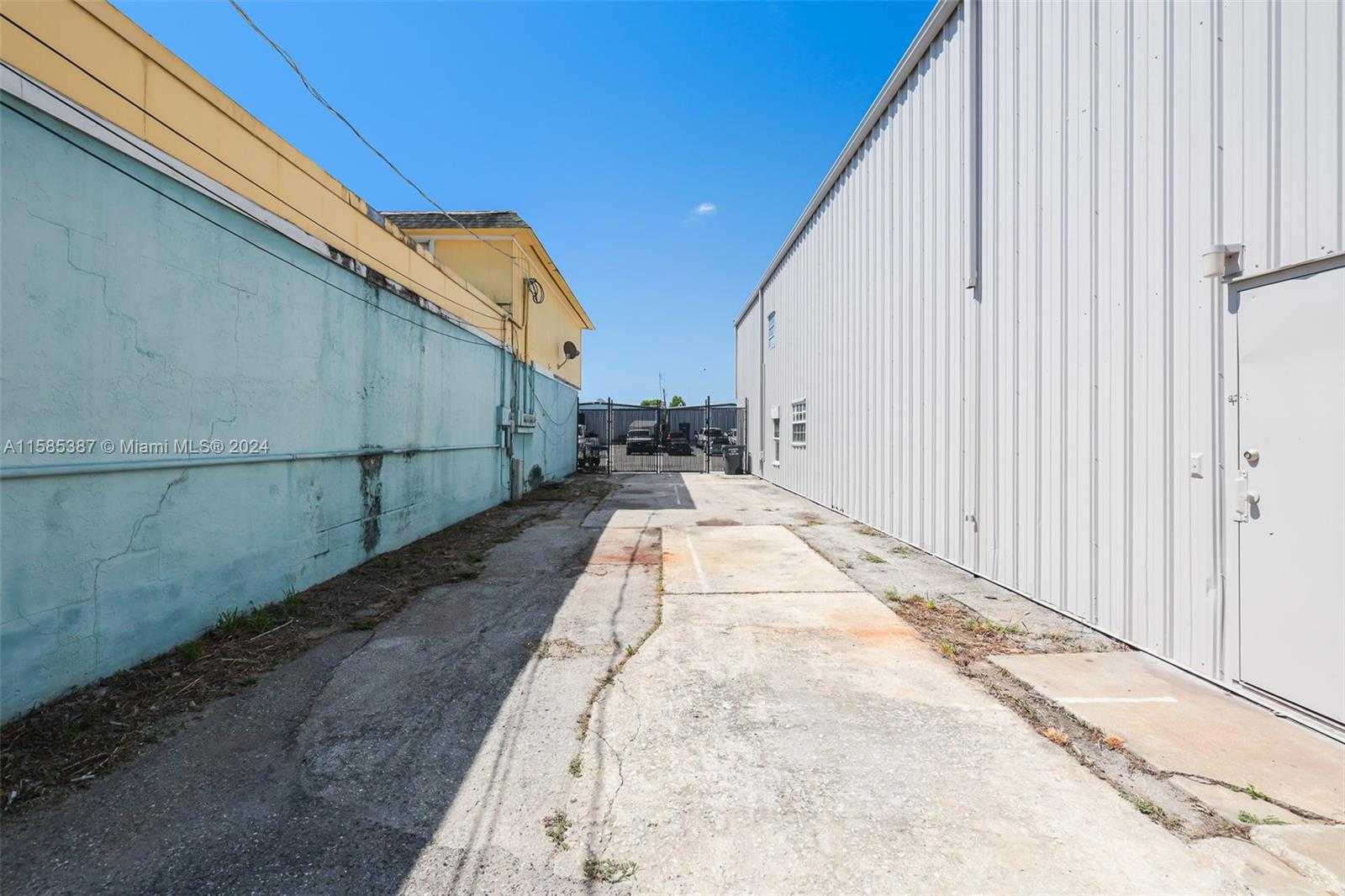 Small Image of 1911 DANA DR, Fort Myers Number 32