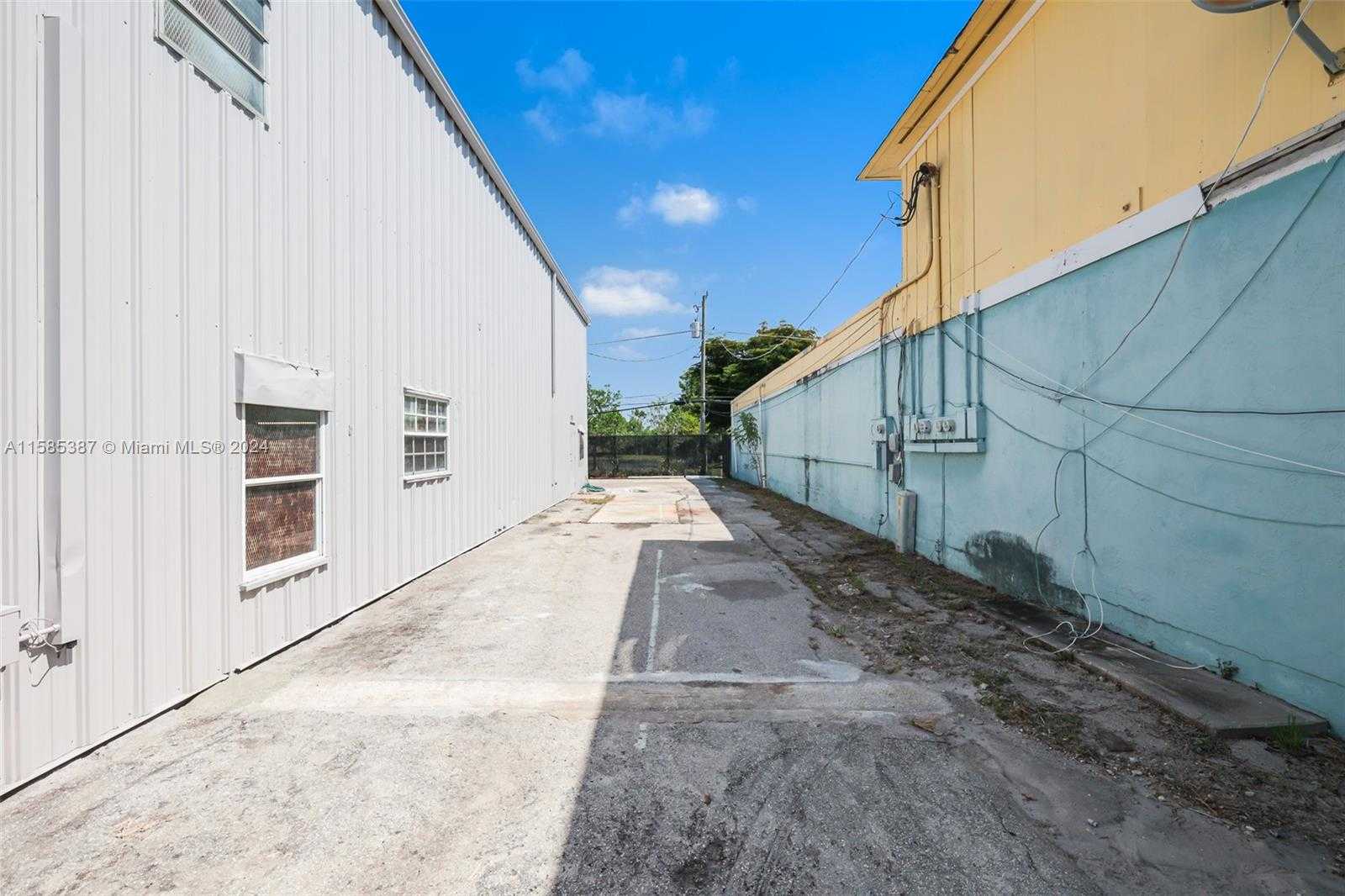 Small Image of 1911 DANA DR, Fort Myers Number 33