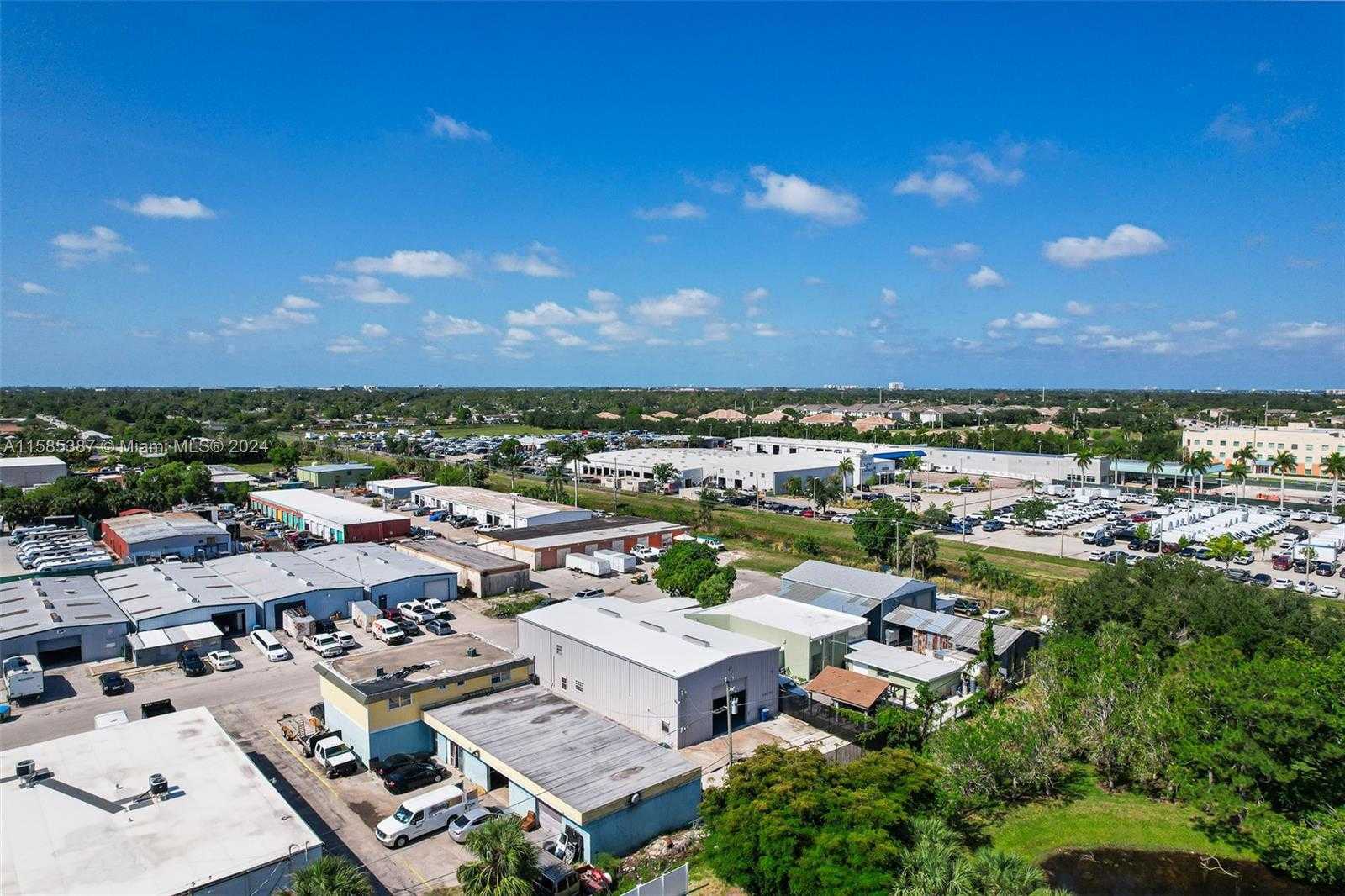 Small Image of 1911 DANA DR, Fort Myers Number 43