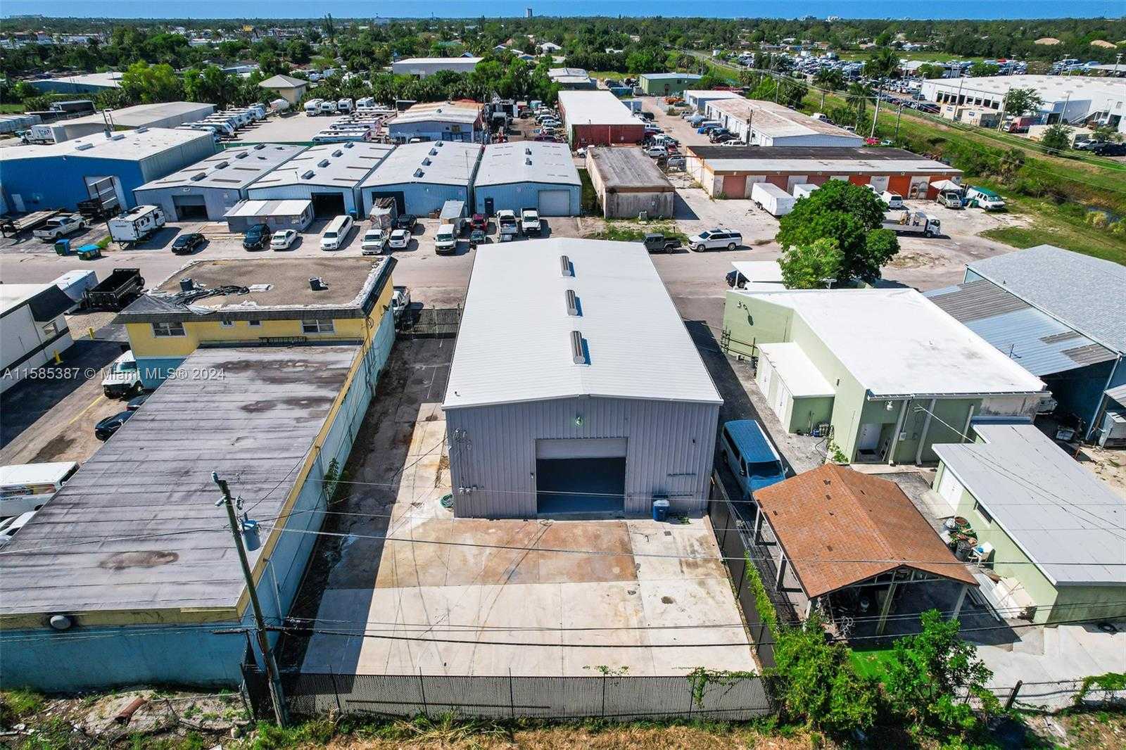Small Image of 1911 DANA DR, Fort Myers Number 51