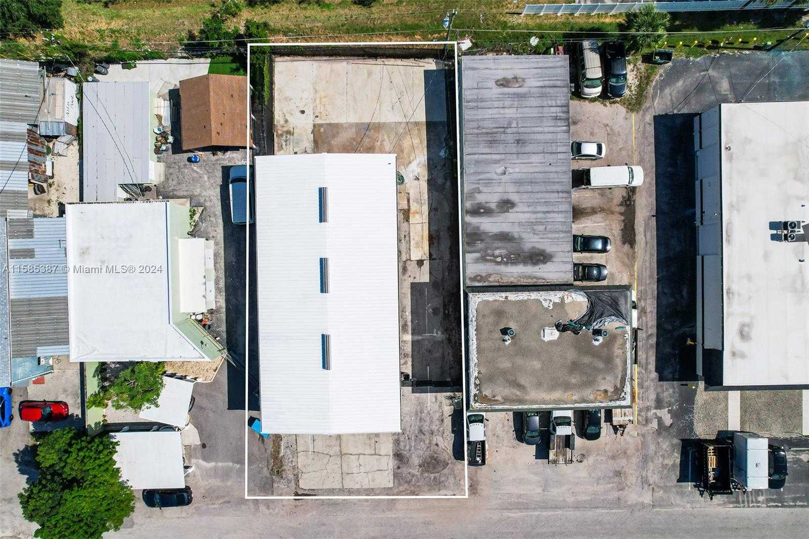 Small Image of 1911 DANA DR, Fort Myers Number 54