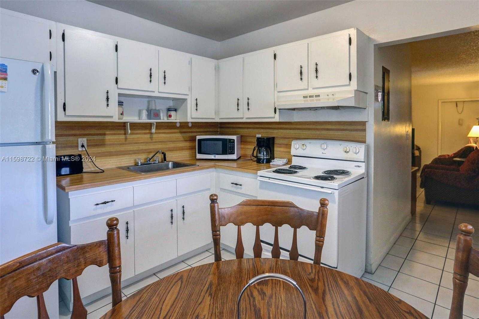 Small Image of 1770 PLUNKETT ST #201, Hollywood Number 3