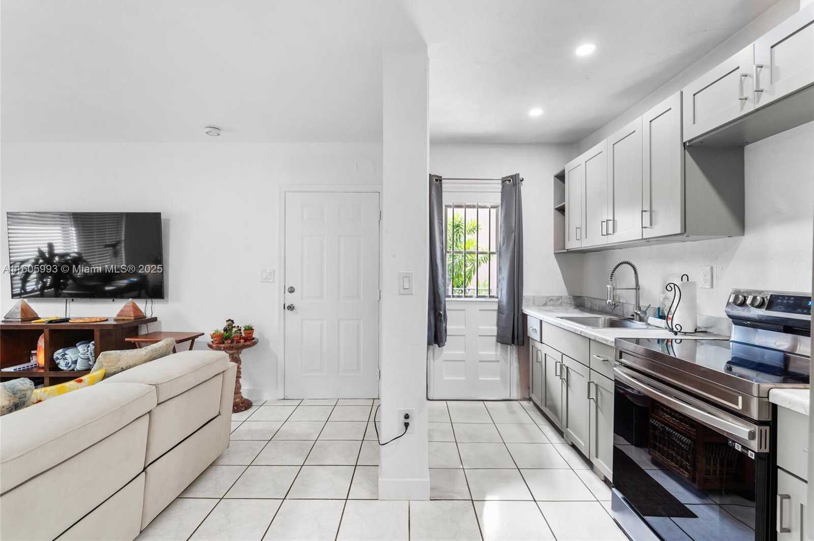 Small Image of 550 SOUTH WEST 10TH ST, Miami Number 30