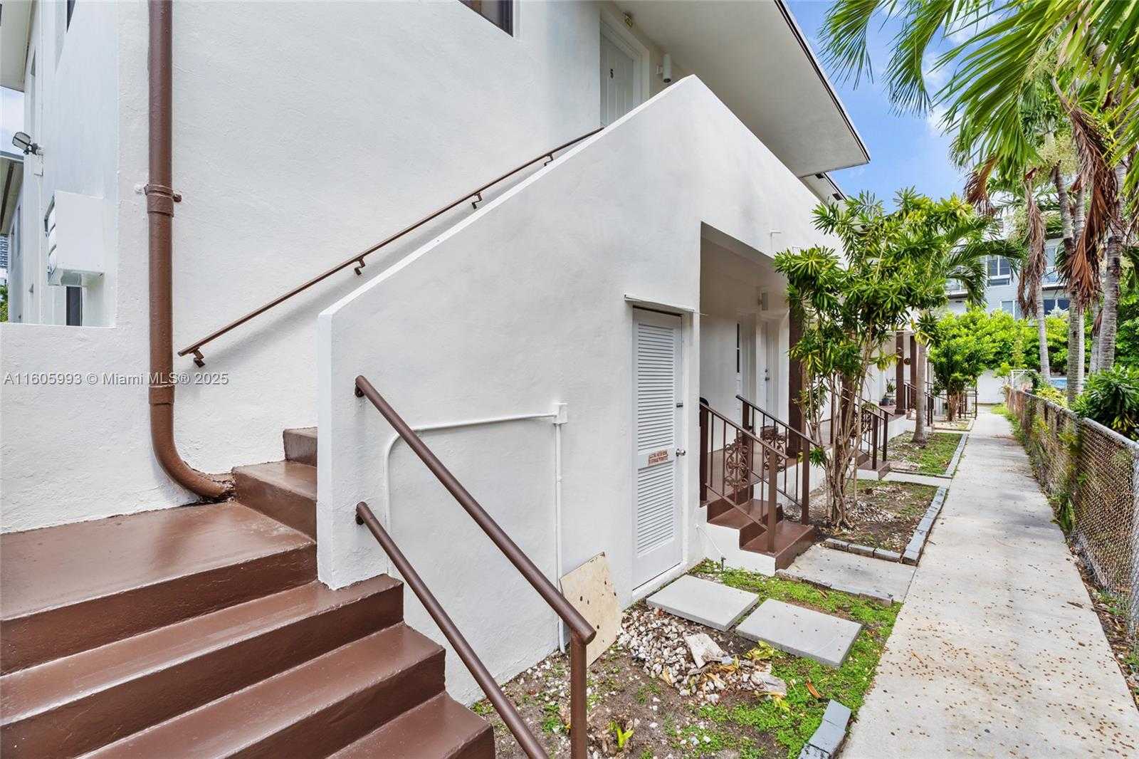 Small Image of 550 SOUTH WEST 10TH ST, Miami Number 6
