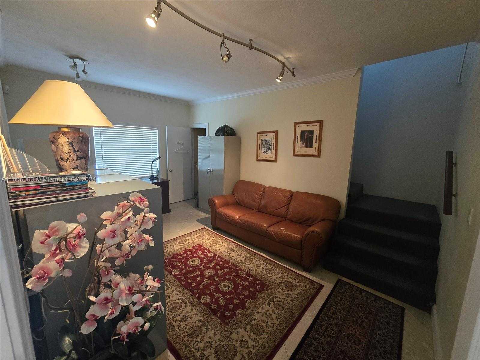 Small Image of 2555, Hollywood Number 12