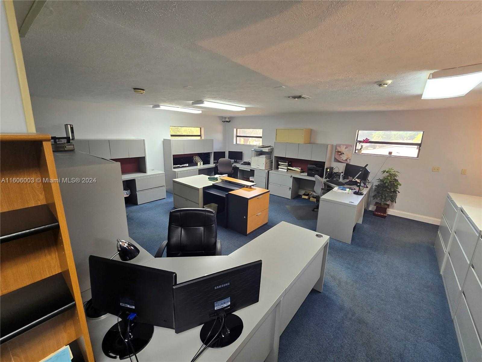 Small Image of 2555, Hollywood Number 31