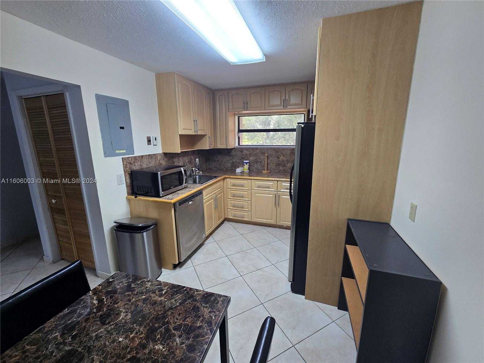 Small Image of 2555, Hollywood Number 32