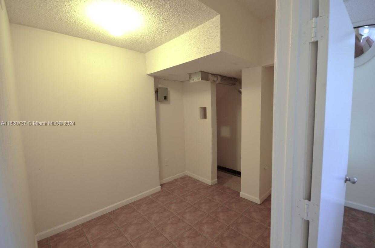 Small Image of 8411 BISCAYNE BLVD, Miami Number 16
