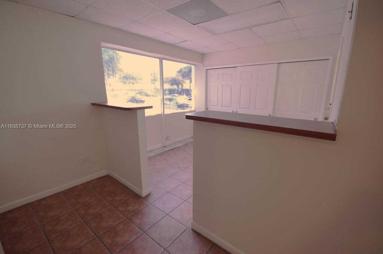 Small Image of 8411 BISCAYNE BLVD, Miami Number 9