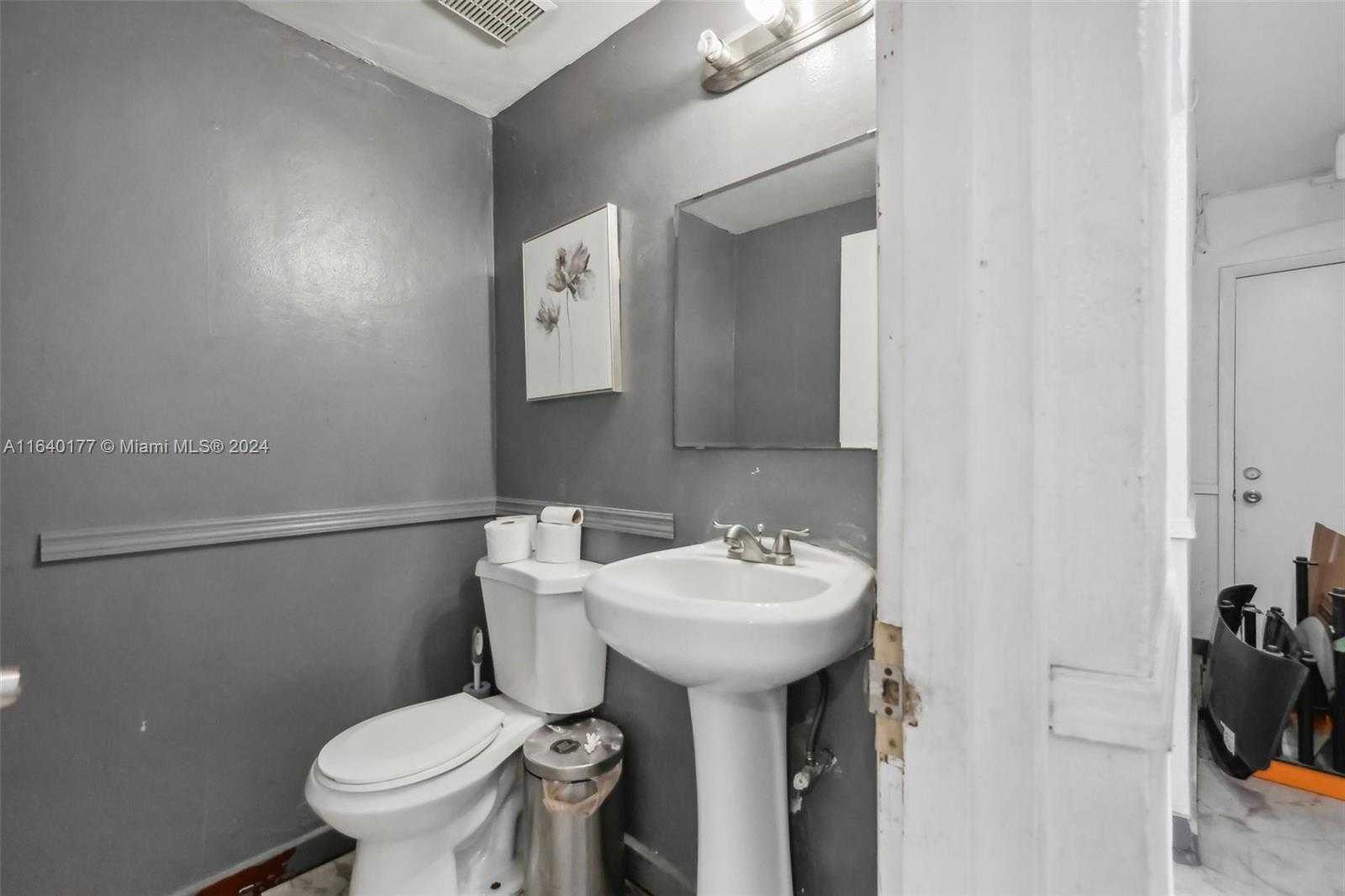 Small Image of 15150 WEST DIXIE HWY, North Miami Beach Number 25