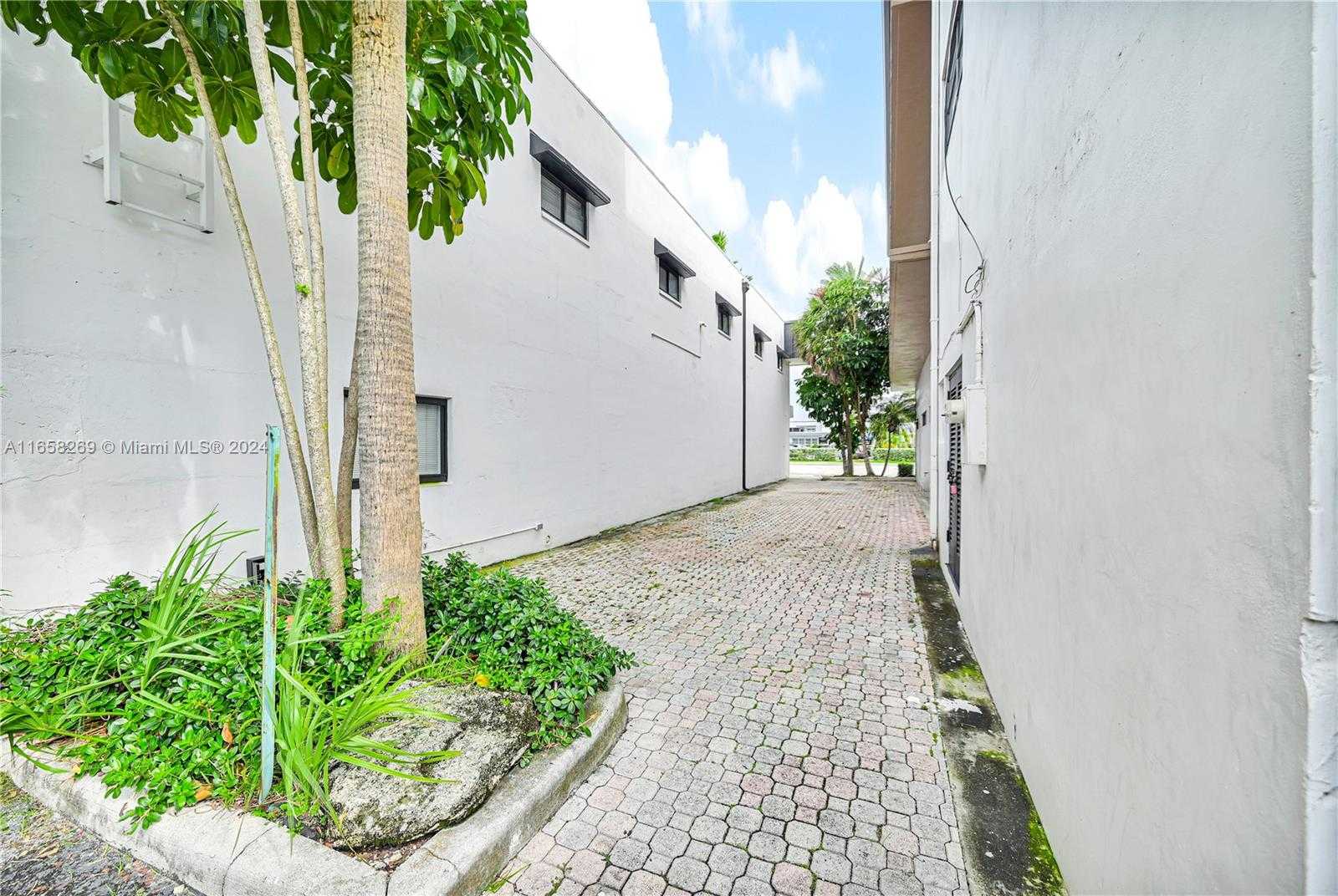 Small Image of 2640 HOLLYWOOD BLVD #114, Hollywood Number 34