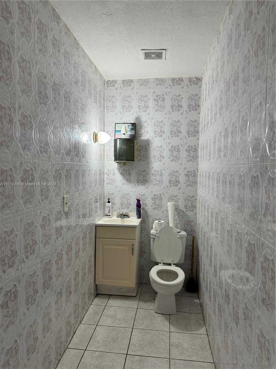 Small Image of 5600 PEMBROKE RD, West Park Number 19