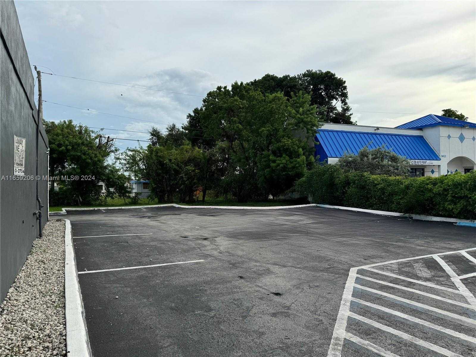 Small Image of 5600 PEMBROKE RD, West Park Number 25